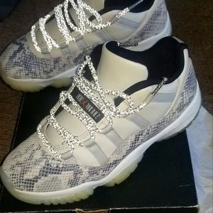 Air jordan 11 low python sz 8.5
